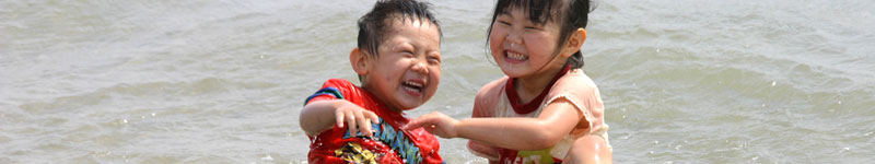 海で戯れる子供たち